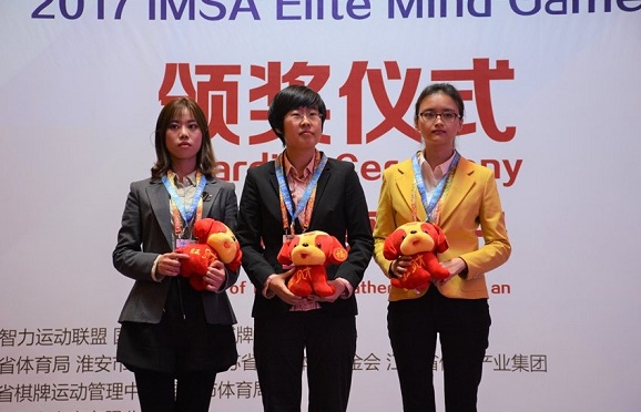 女子组前三名合影